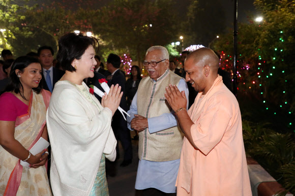 우타르 프라데시 주 총리 주최 만찬장 입장하는 김정숙 여사