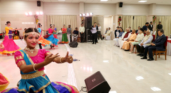 인도 전통춤 관람하는 김정숙 여사