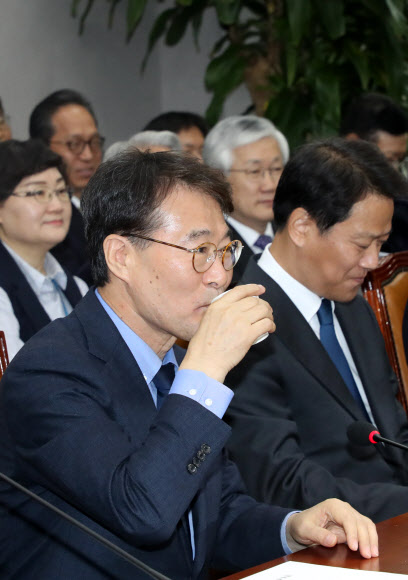 물 마시는 장하성 정책실장