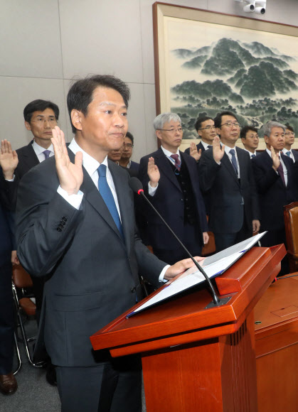 선서하는 임종석 비서실장