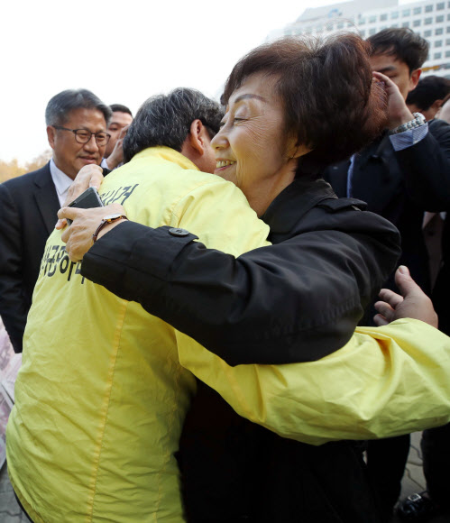 형제복지원 피해자 안아주는 최영애 인권위원장