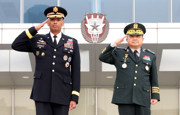 북핵문제로 분주했던 한미연합사령관의 작별경례