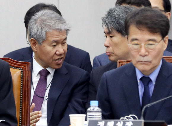 대화하는 김수현, 윤종원 수석