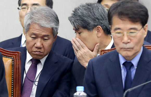 대화하는 김수현, 윤종원 수석