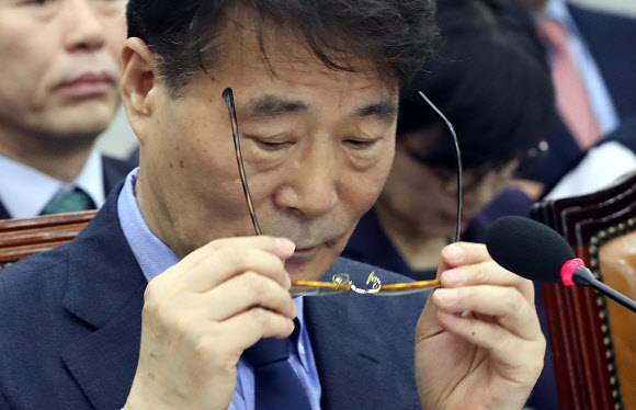 안경 고쳐 쓰는 장하성 정책실장