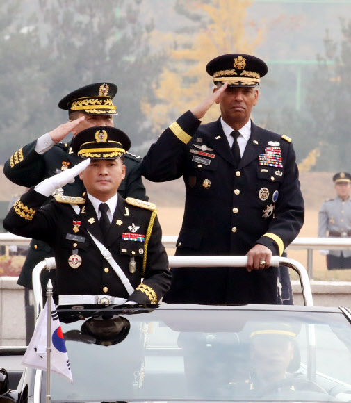 의장대 둘러보는 한미연합사령관