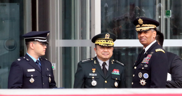 미소와 함께 떠나는 한미연합사령관