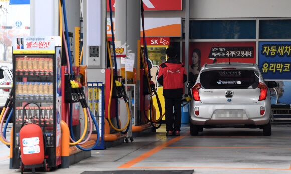 정부가 유류세 인하에 돌입한 6일 서울 여의도에 한 직영 주유소에서 전날 대비 휘발유200원을 내려 영업을 하고 있다. 2018.11.6 도준석 기자 pado@seoul.co.kr