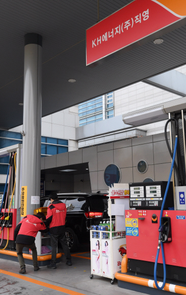 정부가 유류세 인하에 돌입한 6일 서울 여의도에 한 직영 주유소에서 전날 대비 휘발유 200원을 내려 영업을 하고 있다. 2018.11.6 도준석 기자 pado@seoul.co.kr