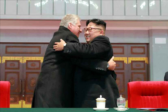김정은-쿠바 지도자, 집단체조 함께 관람