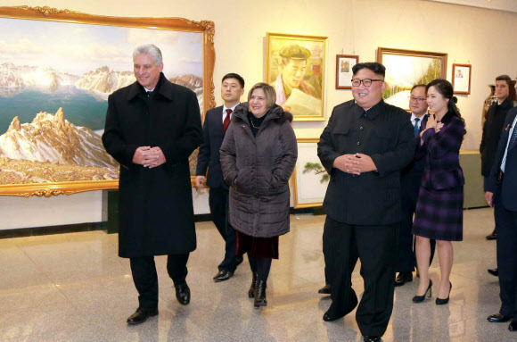 김정은-쿠바 지도자, 만수대창작사 동반 참관