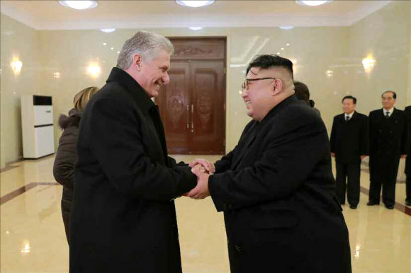 김정은-쿠바 지도자, 집단체조 함께 관람