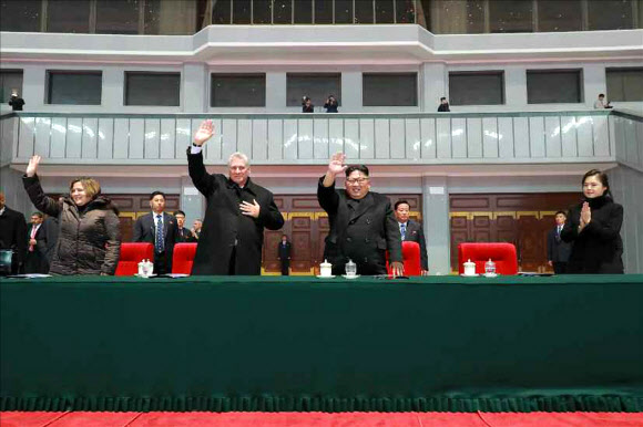 김정은-쿠바 지도자, 집단체조 함께 관람