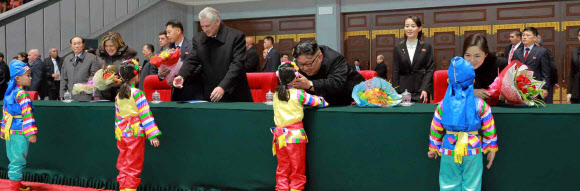 김정은-쿠바 지도자, 집단체조 함께 관람