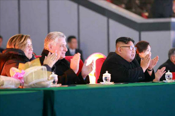 김정은-쿠바 지도자, 집단체조 함께 관람