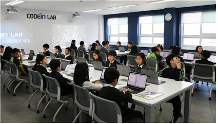 청원초등학교 학생들이 교내에서 테크놀로지 수업방식으로 수업을 하고 있다.