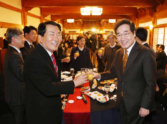 6일 오후 국회 사랑재에서 안상수 국회 예산결산특별위원회 위원장 주최로 오찬 간담회가 열리는 가운데 안 위원장이 건배사 제의 후 이 총리와 건배를 하고 있다.최재형 감사원장, 유은혜 교육부장관, 김동연 기재부장관, 강경화 외교부장관, 김현미 국토부장관과 조성식 장제원 간사가 테이블에 합석했다. 2018. 11. 6 김명국 선임기자 daunso@seoul.co.kr