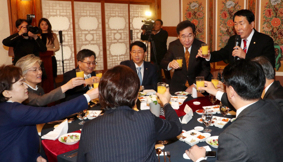 6일 오후 국회 사랑재에서 안상수 국회 예산결산특별위원회 위원장 주최로 오찬 간담회가 열리는 가운데 안 위원장이 건배사를 제의하고 있다.이낙연 총리와 최재형 감사원장, 유은혜 교육부장관, 김동연 기재부장관, 강경화 외교부장관, 김현미 국토부장관과 조성식 장제원 간사가 테이블에 합석했다. 2018. 11. 6 김명국 선임기자 daunso@seoul.co.kr