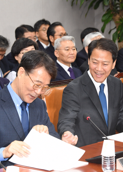 임종석 대통령비서실장(오른쪽)이 6일 국회에서 열린 국회 운영위원회의 청와대 국정감사에서 장하성 정책실장과 대화하고 있다. 2018.11.6 김명국선임기자 daunso@seoul.co.kr