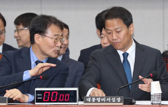 임종석 대통령비서실장(오른쪽)이 6일 국회에서 열린 국회 운영위원회의 청와대 국정감사에서 장하성 정책실장과 대화하고 있다. 2018.11.6 김명국선임기자 daunso@seoul.co.kr
