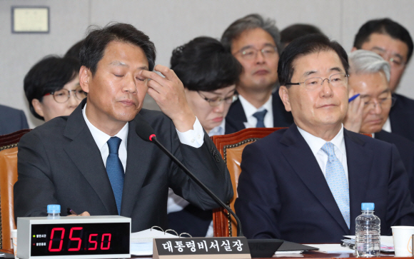 임종석 대통령비서실장이 6일 국회에서 열린 국회 운영위원회의 청와대 국정감사에서 정의용 국가안보실장과 대화하고 있다. 2018.11.6 김명국선임기자 daunso@seoul.co.kr