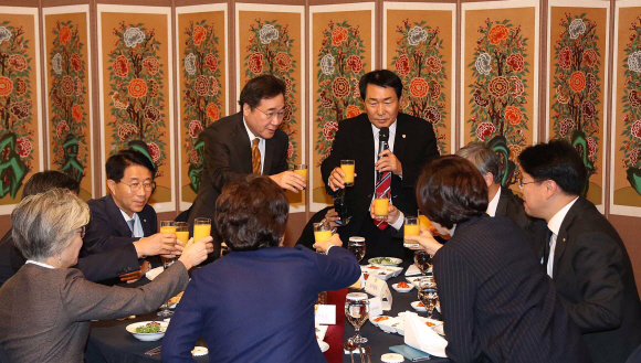 6일 오후 국회 사랑재에서 안상수 국회 예산결산특별위원회 위원장 주최로 오찬 간담회가 열리는 가운데 안 위원장이 건배사를 제의하고 있다. 이낙연 총리와 최재형 감사원장, 유은혜 교육부장관, 김동연 기재부장관, 강경화 외교부장관, 김현미 국토부장관과 조성식 장제원 간사가 테이블에 합석했다. 2018. 11. 6 김명국 선임기자 daunso@seoul.co.kr
