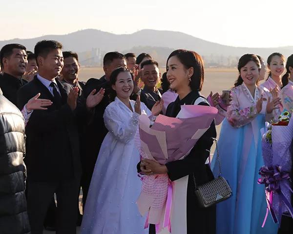 중국 여배우 통리야가 지난 2일 평양 순안공항에 도착해 환영 꽃다발을 받고 있다.