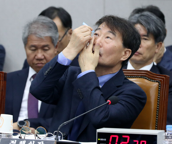 눈이 건조한(?) 장하성 실장