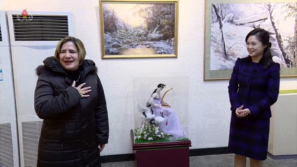 북한 김정은?리설주, 쿠바 지도자 부부와 만수대창작사 참관