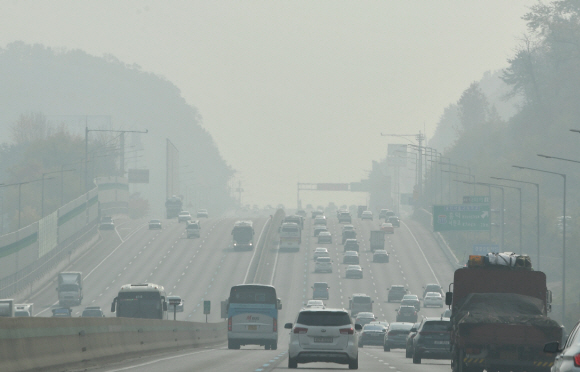 전국의 하루 평균 초미세먼지(PM2.5) 농도가 올가을 들어 최고치를 기록한 6일 서울 서초구 양재IC 인근 고속도로가 미세먼지로 뿌옇게 흐려진 모습이다. 박지환 기자 popocar@seoul.co.kr