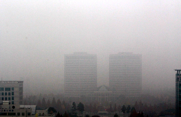 윤곽만 보이는 건물