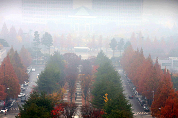 미세먼지 뚫고 출근하는 시민들