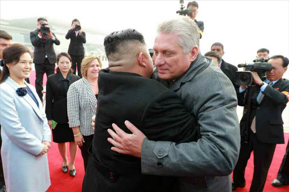 작별 인사 나누는 김정은과 쿠바 국가평의회 의장