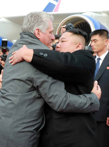작별 인사 나누는 김정은과 쿠바 국가평의회 의장