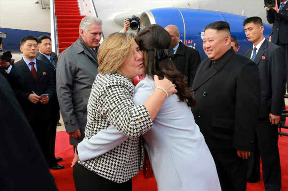 작별 인사 나누는 퍼스트레이디들