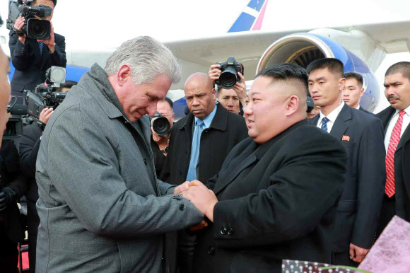 쿠바 지도자 환송하는 김정은