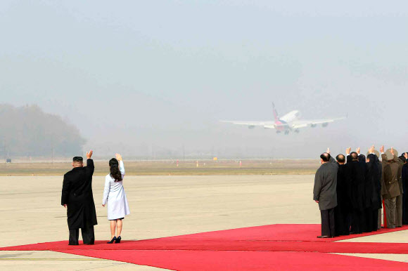 쿠바 지도자 전용기 향해 손 흔드는 김정은?리설주