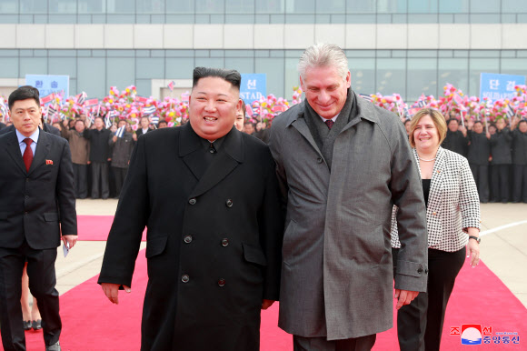 북한 김정은, 평양 공항서 쿠바 국가평의회 의장 환송