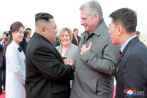 북한 김정은, 평양 공항서 쿠바 국가평의회 의장 환송