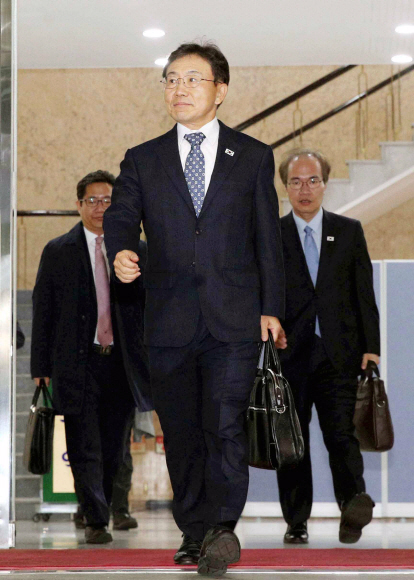 남북이 7일 개성 공동연락사무소에서 보건 의료협력 분과회담을 개최하는 가운데 권덕철 보건복지부 차관이 삼청동 남북회담본부를 출발하고 있다. 2018. 11. 7 사진공동취재단