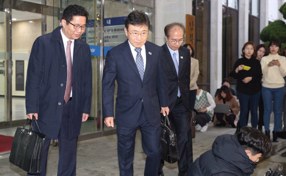 남북이 7일 개성 공동연락사무소에서 보건 의료협력 분과회담을 개최하는 가운데 권덕철 보건복지부 차관이 삼청동 남북회담본부를 출발하고 있다. 2018. 11. 7 사진공동취재단