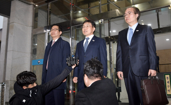 보건복지부 권덕철 차관이 7일 오전 개성에서 열리는 남북 보건의료협력 분과회의에 참석하기 위해 서울 종로구 남북회담본부를 출발하면서 언론 브리핑을 하고 있다. 왼쪽부터 통일부 김병대 인도협력국장, 보건복지부 권덕철 차관, 보건복지부 권준욱 건강정책국장. 2018. 11. 7 사진공동취재단