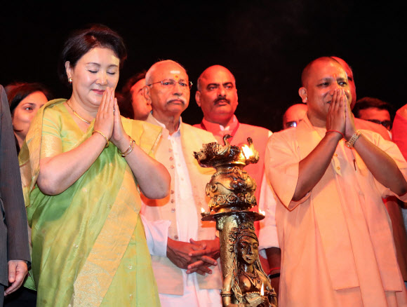 인도 시민들에게 인사하는 김정숙 여사