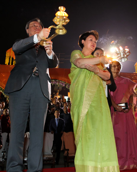 인도 디왈리 축제에서 등 밝히는 김정숙 여사
