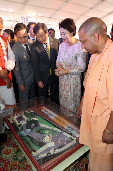 허왕후 기념 공원 조감도 보는 김여사