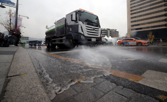 씻겨 내려가는 미세먼지