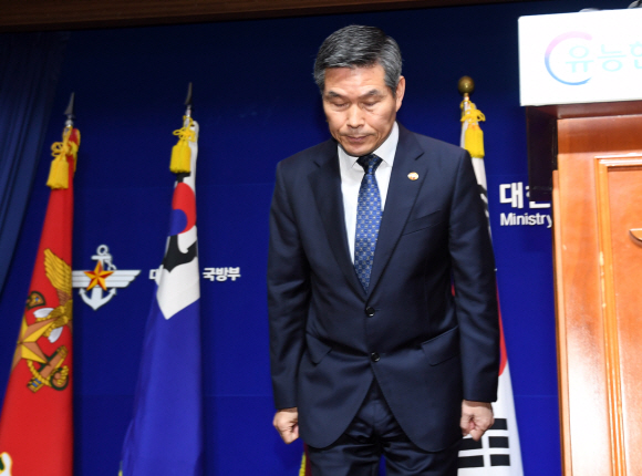 정경두 국방부 장관이 7일 오전 서울 용산구 국방부 브리핑룸에서 5?18 민주화운동 당시 계엄군이 성폭행을 자행했다는 사실이 국가기관 공식 조사로 확인된 것과 관련해 사과문 발표 도중 인사하고 있다. 2018.11.7 도준석 기자 pado@seoul.co.kr