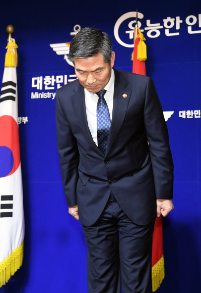 정경두 국방부 장관이 7일 오전 서울 용산구 국방부 브리핑룸에서 5?18 민주화운동 당시 계엄군이 성폭행을 자행했다는 사실이 국가기관 공식 조사로 확인된 것과 관련해 사과문을 발표에 앞서 인사하고 있다. 2018.11.7 도준석 기자 pado@seoul.co.kr