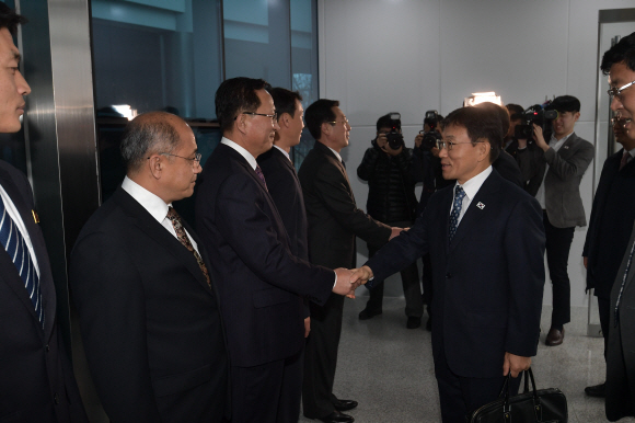 보건복지부 권덕철 차관(오른쪽)이 7일 오전 남북 보건의료협력 분과회의가 열리는 개성 남북공동연락사무소에서 북측 대표단들과 악수를 나누고 있다./2018.11.07./개성=사진공동취재단