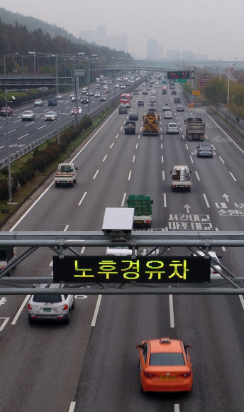 미세먼지 주의보가 내린 7일 서울 가양대교 인근에서 단속카메라가 디젤차량의 서울진입을 단속하고 있다. 2018.11.7 박지환기자 popocar@seoul.co.kr